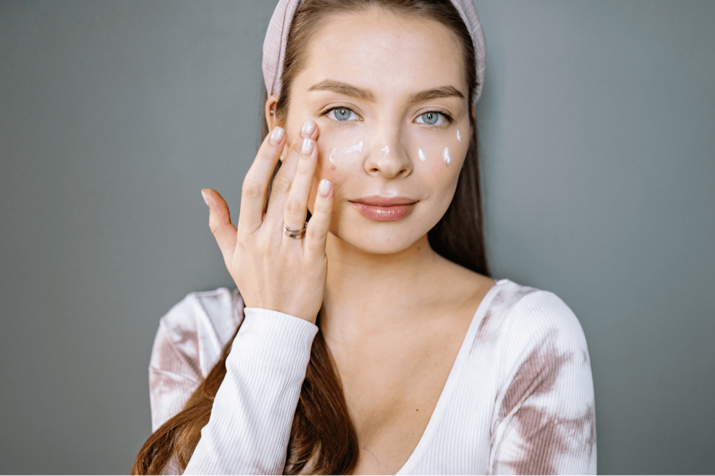 Tinejdžerica s proizvodima za njegu kože – Sephora kids fenomen